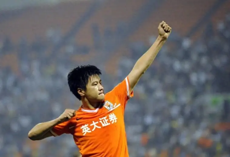 绿茵场上, 由于双方工 绿茵场上, 由于双方工